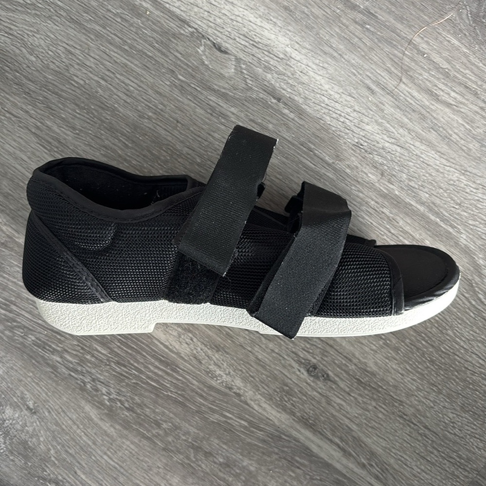 Medical shoe. Women’s medium. Velcro/adjustable.